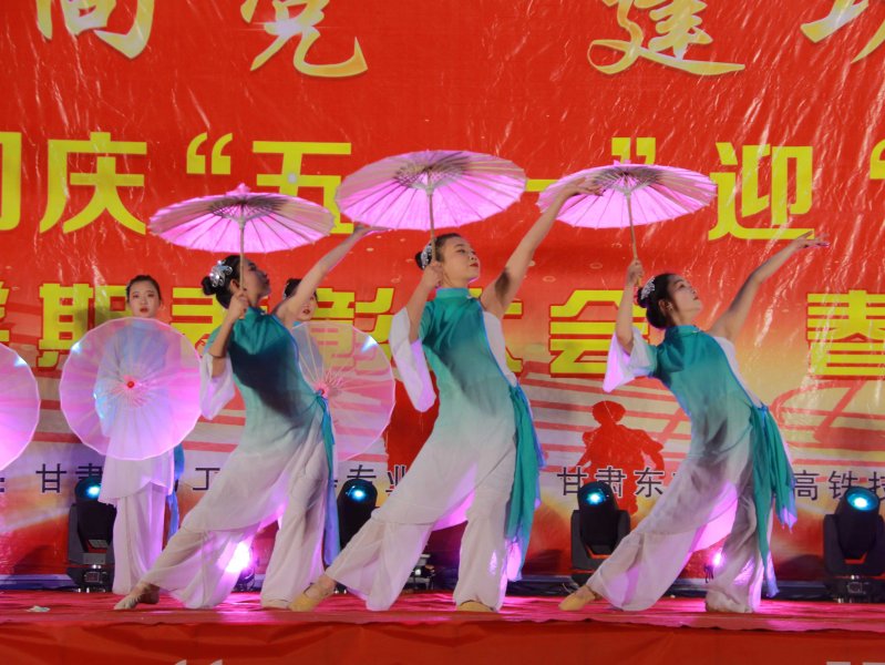 <b>最美青春 绽放梦想  ——暨我校举办庆“五一”文艺汇演活动</b>