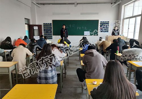 甘肃东方航空高铁学校学生期末考试一幕